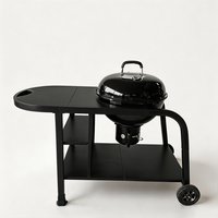 Barbecue à charbon de bois professionnel d'extérieur avec station de préparation, chariot portable pour une cuisine gastronomique