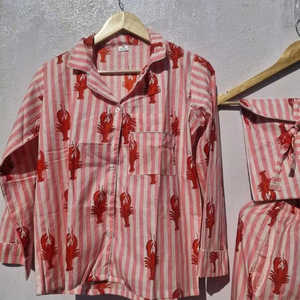 ชุดชุดนอนผ้าฝ้ายพิมพ์ลายล็อบสเตอร์สำหรับผู้หญิง | ชุดกลางคืนลายทางแบบอินเดียทำมือ | ชุดอยู่บ้านผ้ามัสลินนุ่ม - Product Image 1