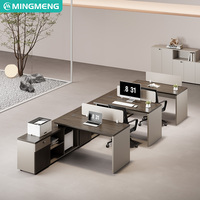 Table d'ordinateur en bois de luxe au design moderne, bureau contemporain et chaises pour utilisation en bureau
