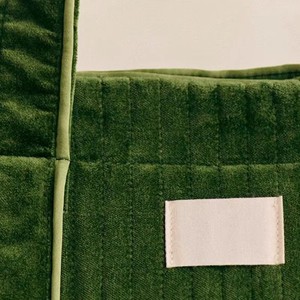 กระเป๋าถือผู้หญิงแบบมีซิป ขนาดใหญ่ ผลิตตามสั่ง พรีเมียม เป็นมิตรกับสิ่งแวดล้อม  แบบสะพายไหล่  ผ้ากำมะหยี่  ลายควิลท์ - Product Image 5