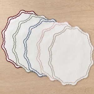 Set de table et serviettes circulaires personnalisés, faits main, brodés, en lin 100% lavé - Product Image 5