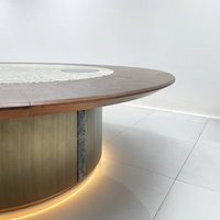 Ensemble de table et de chaises de salle à manger en marbre moderne et luxueux. Table à manger ronde italienne avec pieds en acier inoxydable dans un style luxueux.