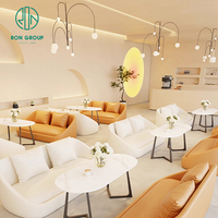 Chaises, tables, banquettes et canapés de restaurant commercial modernes en bois avec revêtement en cuir incurvé pour pizzeria, café et salon de thé