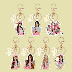 Venta al por mayor: Nuevo llavero acrílico de la banda femenina coreana IVE, accesorio colgante para bolso, con diseño de dibujos animados de moda impreso con UV, recuerdo. - Product Image 1