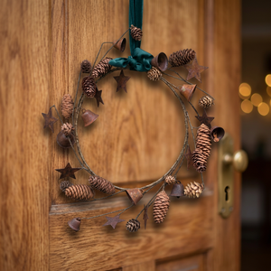 Corona rústica hecha a mano con conos de pino, estrellas y campanas para decoración navideña de puertas - Product Image 2