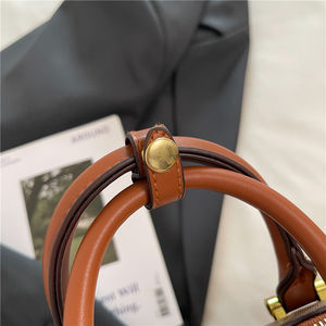 ในปี 2025 เทรนด์ยอดนิยมจะเป็นกระเป๋าโท้ททรงหมอนแบบมีซิป กระเป๋าถือสตรีแบบพกพาหนัง PU ความจุขนาดใหญ่ - Product Image 5