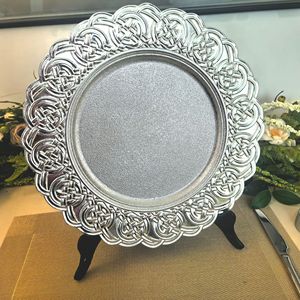 Assiettes <span class=keywords><strong>de</strong></span> présentation en plastique blanc, rondes <span class=keywords><strong>de</strong></span> 13 pouces, à bord ondulé irrégulier, pour <span class=keywords><strong>mariage</strong></span>, fête, <span class=keywords><strong>anniversaire</strong></span>, traiteur, événement, décoration <span class=keywords><strong>de</strong></span> table - Product Image 5