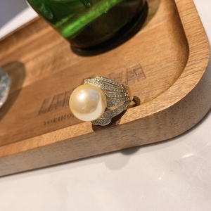 Bague Coquillage Doré Grande Taille 14MM en Cuivre Plaqué Or Écologique de Haute Qualité pour Femme – Vente en Gros, Raffinée pour le Quotidien - Product Image 4