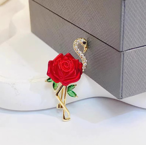 Élégante Broche Rose Rouge Plaqué Or Motif Flamant Rose Strass Cristal Accessoire de Mode Femme Épingle Cadeau Fête Mariage Durable - Product Image 4
