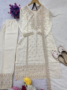 Ensemble de vêtements ethniques indiens de la marque Royal, richement brodé et orné de bordures design, disponible en plusieurs teintes, pour femmes, style traditionnel. - Product Image 5