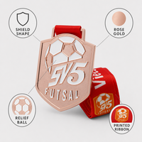 Medaglia Sportiva Personalizzata OEM in Metallo per Calcio a 5, a Forma di Scudo in Lega di Zinco, con Logo Goffrato e Nastro, per Premiazioni e Souvenir di Competizioni