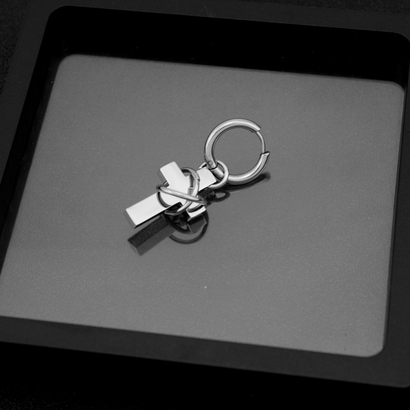 E049-S1 (Une boucle d'oreille avec trous pour les oreilles)