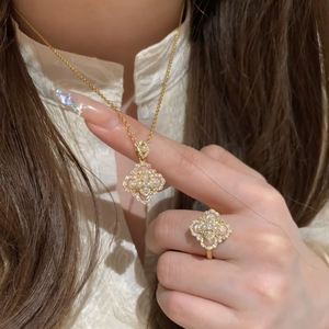 แหวนมุกทรงใบโคลเวอร์ 4 แฉก สไตล์เรโทรหรูหรา ปรับขนาดได้ ดีไซน์เนอร์จิวเวลรี่ หินธรรมชาติ ชุบทอง ทันสมัย เหมาะสำหรับงานปาร์ตี้ - Product Image 4