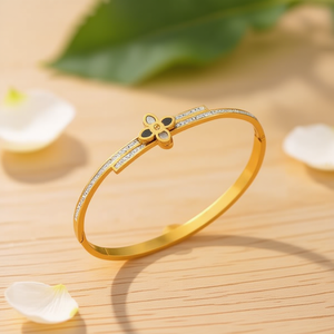 Bracciale in acciaio inossidabile con piccolo disegno floreale placcato oro, gioiello alla moda per donna - Product Image 2