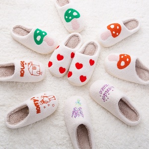 Chaussons d'hiver pour femmes personnalisés brodés Chaussons d'Halloween douillets et douillets pour la maison pour femmes - Product Image 1
