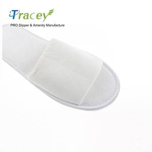 Chaussons jetables blancs de marque Tracey en gros, faible MOQ, stock bon marché, semelle antidérapante, options personnalisables pour les hôtels, utilisation en voyage - Product Image 3
