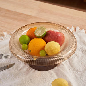 Assiette à fruits en plastique ambré Yilan Home, design rayé rond, pour la présentation de collations lors de fêtes - Product Image 2
