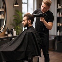 Cape de Coiffure Professionnelle Noire Imperméable en Polyester avec Logo Personnalisé 140*160cm pour Adultes – Idéale pour Barbiers et Salons de Coiffure