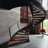 Escalier extérieur robuste à marches courbes, design résistant aux intempéries pour accès au patio extérieur