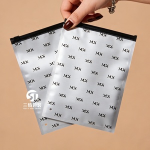 ถุงบรรจุภัณฑ์ซิป GRS แบบปิดผนึกสามด้าน ทำจากอลูมิเนียมฟอยล์ด้าน สำหรับเสื้อผ้าแบบใช้ซ้ำได้ พิมพ์ลายตามสั่ง พร้อมตกแต่งด้วยสีเงิน - Product Image 5