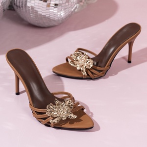 Nuove Scarpe da Donna Primavera/Estate 2025, Eleganti e Sexy, con Tacco Alto Sottile, Punta Affusolata e Fiore Metallico, Taglie Grandi - Product Image 3