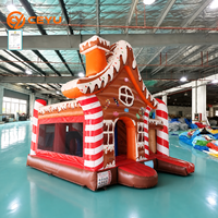 Château gonflable de Noël Ceyu en forme de maison de pain d'épices avec toit 3D, mascotte, piliers en forme de canne à sucre et entrée en forme de gable enneigé pour location événementielle