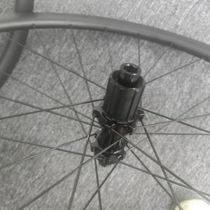 Road 700C Eje de barril Frenos de disco Fibra de <span class=keywords><strong>carbono</strong></span> 28/30/35mm Gravel Road Rim Frenos Hill Climbing Wheel Set - Product Image 6