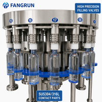 Machine de remplissage automatique à faible coût pour eau potable pure en bouteilles PET et en verre, avec rinçage et bouchage intégrés