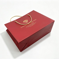 Sac cadeau de luxe personnalisé pour bijoux, sac de shopping en papier rouge avec logo doré estampé à chaud pour l'emballage de bijoux en diamant pour boutique