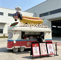 Food Truck de style train, équipé d'une machine à pop-corn, proposant des services de restauration rapide, de barbecue et de hot-dogs lors des événements de carnaval