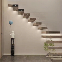 Escalier suspendu intégral intérieur avec garde-corps en verre, finition personnalisée, luxe léger, duplex surélevé