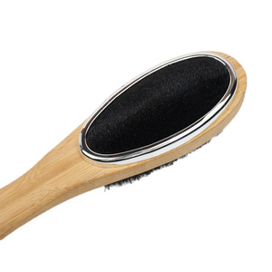 Cepillo para ropa de doble cara con mango de bambú y cerdas suaves para eliminar el polvo de la ropa - Product Image 3