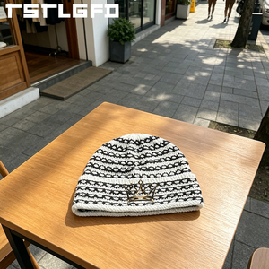Gorros de Punto Personalizados con Logotipo Bordado al por Mayor, Gorro de Invierno de Punto Grueso con Patrón y Tela Suave, Fabricante de Gorros con Borde Reforzado - Product Image 1
