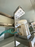 Machine CNC OUWO PLC pour le perçage, le fraisage et le rainurage de profilés en aluminium, PVC et UPVC, avec table rotative inclinable à 180 degrés et fonction d'usinage.
