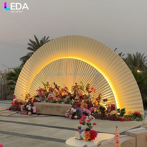 Arco semicircular en forma de abanico con fondo metálico blanco de nuevo diseño LEDA, ideal para decoraciones de fiestas y eventos. - Product Image 3