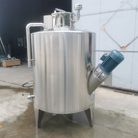 Réacteur de saponification pour détergent, machine à lessive, cuve de mélange pour la fabrication de savon liquide et en barre