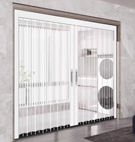 Porte pliante rétractable en cristal, design moderne, construction en aluminium et polycarbonate, idéale pour les petits espaces de salle de bain.