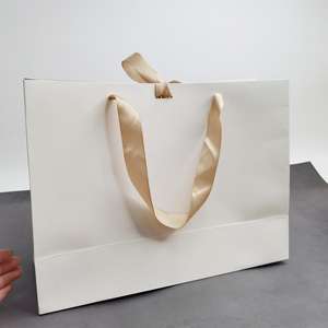 ถุงของขวัญกระดาษขาวพรีเมียม พร้อมปั๊มฟอยล์ทองและโบว์ริบบิ้นผ้าซาติน - บรรจุภัณฑ์หรูหราสำหรับร้านบูติก - Product Image 6