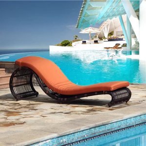 Ensemble <span class=keywords><strong>de</strong></span> chaises longues en rotin d'extérieur modernes et durables avec coussins résistants aux UV et imperméables pour la <span class=keywords><strong>plage</strong></span>, la piscine, la cour et les loisirs - Product Image 1