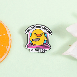 เข็มกลัดรูปเป็ดเหลืองถือมีดเคลือบเอนาเมล ตลกขบขันสำหรับออฟฟิศ หวังว่านี้อีเมลจะหาคุณได้ ขายส่งเข็มกลัดติดปกเสื้อ - Product Image 1