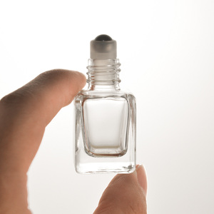Rotolo di vetro vuoto <span class=keywords><strong>profumo</strong></span> di <span class=keywords><strong>Rose</strong></span> e bottiglia di olio essenziale per cosmetici con tappo oro Pp nero - Product Image 1