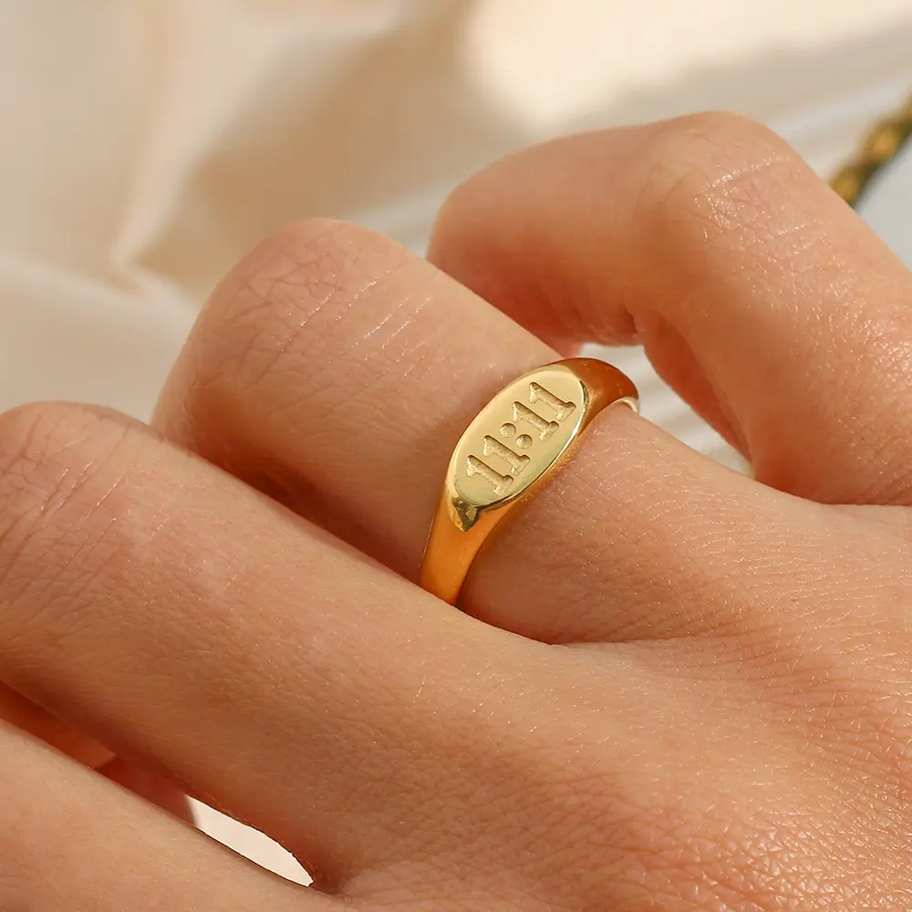 Cincin baja tahan karat cincin Signet kustom 11:11 berlapis emas cincin Signet Oval untuk wanita perhiasan emas tahan air
