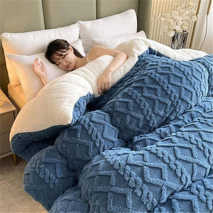 Couette d'hiver en coton respirant, élégante, facile d'entretien, douce et confortable pour la chambre à coucher - Product Image 1