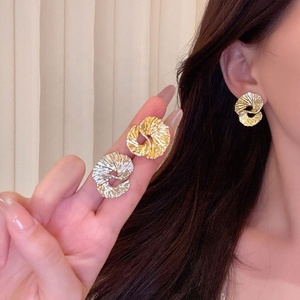 Boucles d'oreilles clous torsadées en alliage de zinc plaqué or, design de luxe, texture irrégulière, charme géométrique classique haut de gamme pour femme - Product Image 5