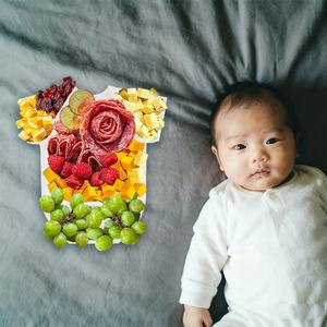 Décoration de fête prénatale : Contenant alimentaire en forme de body de bébé, plateau à bonbons en plastique - Product Image 5
