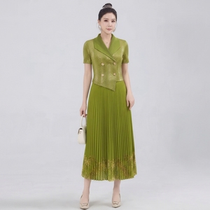 Direkt vom Hersteller: Elegantes, goldfolienbedrucktes, plissiertes Midikleid im Miyake-Stil mit gekerbtem Revers und hoher Dehnbarkeit, Einheitsgröße - Product Image 4