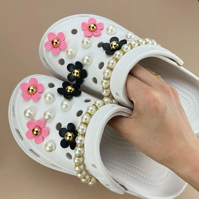 Tasarımcı yeni renkli ayakkabı çiçek Charms Clog Bling ayakkabı dekorasyon kadınlar için inci taklidi zincirleri hediye ile setleri Clog Sandal