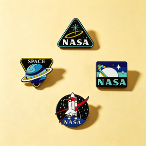 Pins de Esmalte Duro de la <span class=keywords><strong>NASA</strong></span> con Diseño de Cohetes Espaciales, Insignia Metálica de Solapa de la Nave Espacial Saturn, Broche Vintage de Astronomía, Regalo para Fanáticos del Espacio - Product Image 1