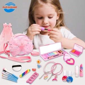 Set Trucco e Bellezza per Bambine, Gioco di Travestimento con Accessori per Capelli, Giocattolo Moda in Plastica Rosa - Product Image 1