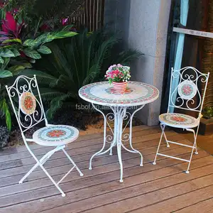 レストラン家具屋外屋内錬鉄製アンティークテーブルと椅子コーヒーショップバルコニーコーヒーラウンドテーブルチェアガーデン